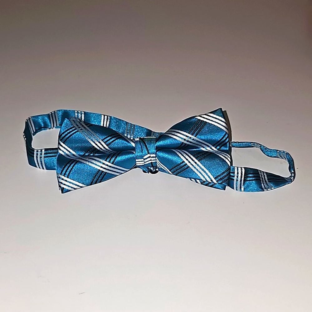 Blue and white and black plaid bowtie